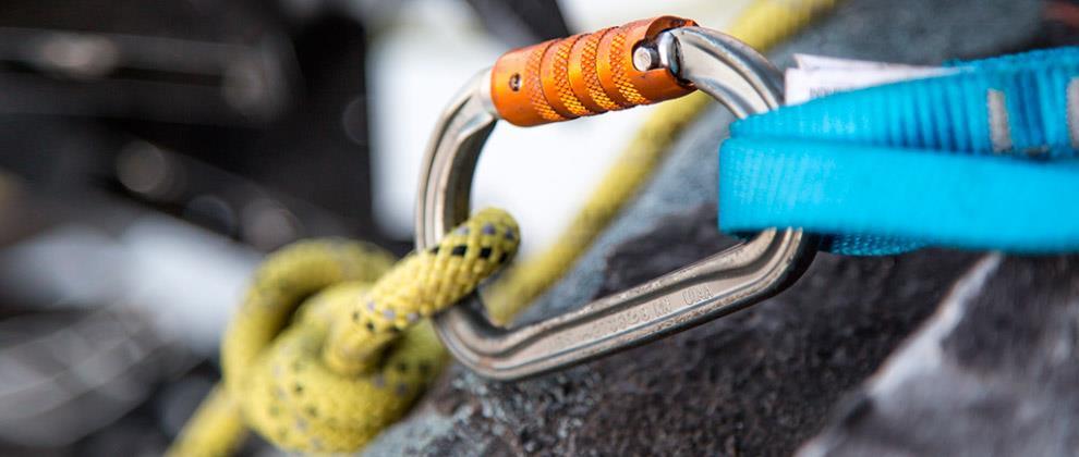 14. kép: Karabiner [27] Minden olyan munka során, ahol fennáll a le- és bezuhanás veszélye, alkalmaznunk kell biztosítást, ezzel a mondattal rá is világítottam, hogy következő felszerelés csoportunk