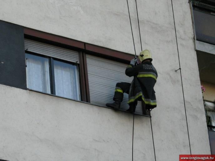 munka kötélre beszereli az önfékező ereszkedő eszközét. A beszerelés után, leereszkedik a behatolás szintjére, majd megkeresi azt a nyílászárót, amelyen a behatolást biztonságosan el tudja végezni.