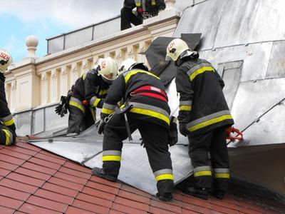A fejezetrész másik fő témája, a már fent említésre került, magasban végzett tetőszerkezeti elemek veszélytelenítése.