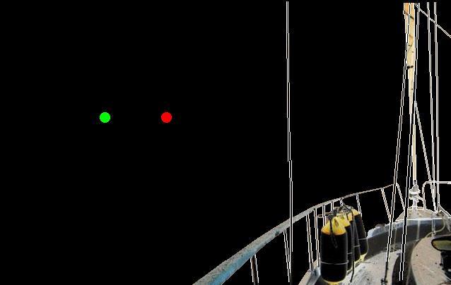 277. Milyen úszólétesítmény(eke)t feltételez az alábbiak közül, ha az ábrán látható fényeket észleli éjszaka? (3 pont) Menetben lévő a) szabadon közlekedő komp szemből.