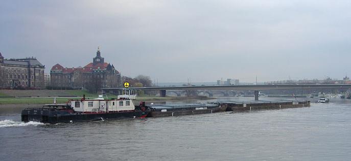 63. Mire következtet abból, ha egy menetben levő tolt kötelék géphajóján (tolóhajóján) egy sárga gömböt lát? (1 pont) a) A tolt kötelék előfogatot adó, kisegítő géphajóval halad.