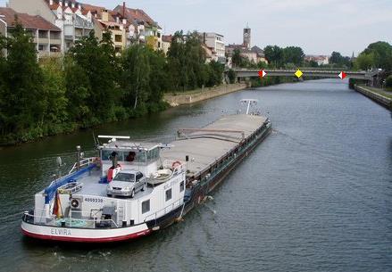 224. Mit jelent az állandó hídnyílás felett elhelyezett sárga rombusz? (1 pont) a) Ajánlatos elsősorban ezt a hídnyílást használni és az mindkét irányú áthaladásra nyitott.