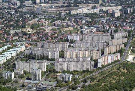 Az újjáépítés éveit követően az 1950-es években indult meg az állami lakótelep-építés, melynek korai példája a lágymányosi és albertfalvai lakótelep, illetve a Villányi út szocreál házai.