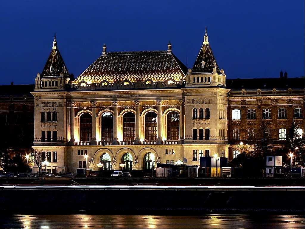K épület Szobor