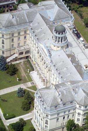 Szent Margit Gimnázium Az iskolát 1920-ban, Trianon évében alapította az Isteni Megváltóról Nevezett Nővérek Kongregációja.