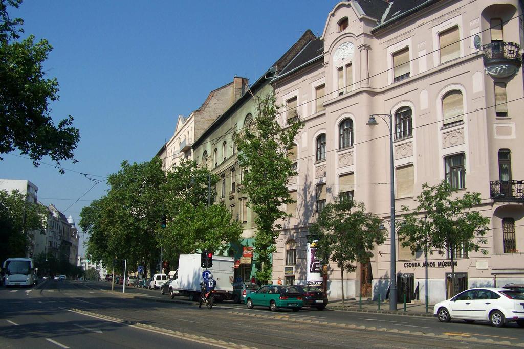 Részletes ajánlások - építészeti útmutató 4 Kulturális Városközpont területén található épületek külső megjelenésére vonatkozó ajánlások A Kulturális Városközpont területén cél az épületek egészével