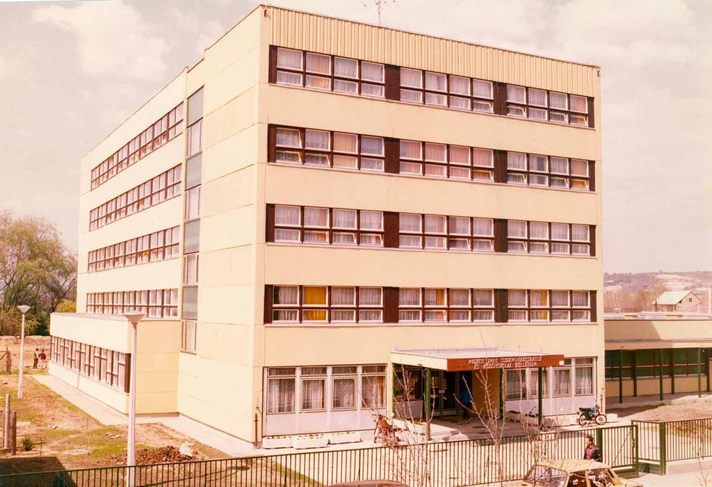 Az új épület birtokbavétele A mai épület 1984-ben A Szondi utcaihoz és az Ady Endre utcaihoz képest komfortos, sok hellyel rendelkező épület került a kollégisták használatába.