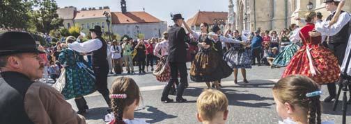 Egy nagyszínpadon és három pódiumszínpadon számos népszerű előadó és fi atal tehetség teszi felejthetetlenné az indián nyár első napjait. www.aborfesztival.hu Dunakanyar környéke L Verőce 7 9.