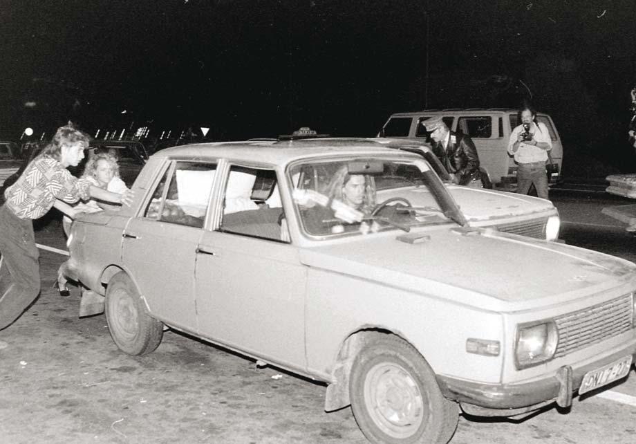 FOTÓ 50 F 1989. szeptember 10-én éjfélkor Magyarország hivatalosan is megnyitotta Ausztriával közös határát a nyugatra távozni szándékozó keletnémet állampolgárok előtt. Fotó: 1989., www.fortepan.