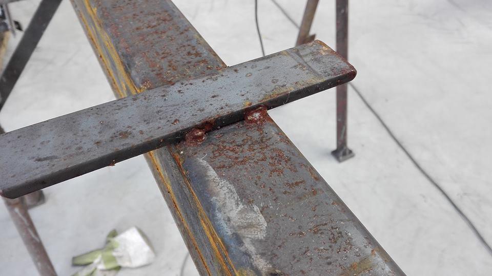 Mivel kezdők voltunk ilyen téren így mélyen belevágtunk az anyagba, de Géza megmutatta hogy lehet kijavítani hegesztővel mégpedig úgy hogy csinálunk egy varratot a vágásba majd