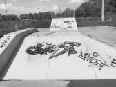 2016. 8 9. SZÁM IFJÚSÁG, IFJÚSÁG 17 A firkát végképp letörölni?! Dráma sok felvonásban Extrém sport a graffiti? 1. felvonás Tavaly nyáron vették birtokukba a fiatalok a Nagyhíd mögötti BMX- és rollerpályát.
