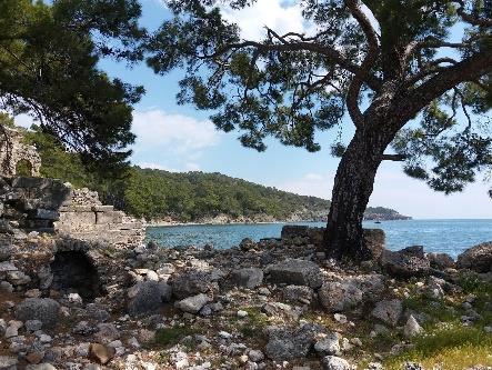 Alanya esti hajókirándulás A hajó Alanya kikötőjéből indul, a vacsorát a fedélzeten szolgálják fel, miközben Önök a narancssárga naplementében gyönyörködnek, és akár megmártózhatnak a tengerben.