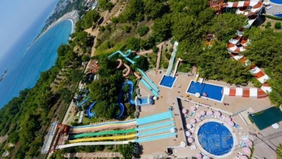 között és részt vegyenek a lenyűgöző kb. 55 perces Delfin show-n.