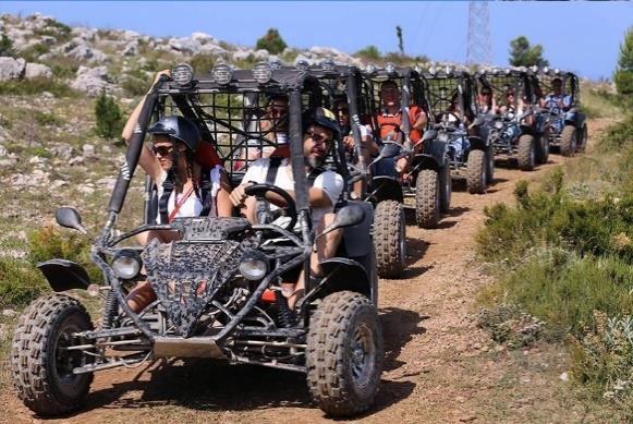 Buggy A túra poros, sáros erdei utakon vezet és körülbelül 2 órát vesz igénybe.