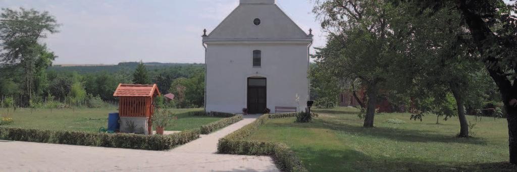 templom a Fő utcai házak sorából