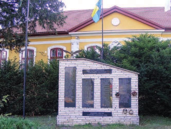 Az emléktáblákat kis turulmadár ékesíti, melyet Maráczi István Felcsúti születésű fémöntő mester készített és adományozott szülőfalujának.