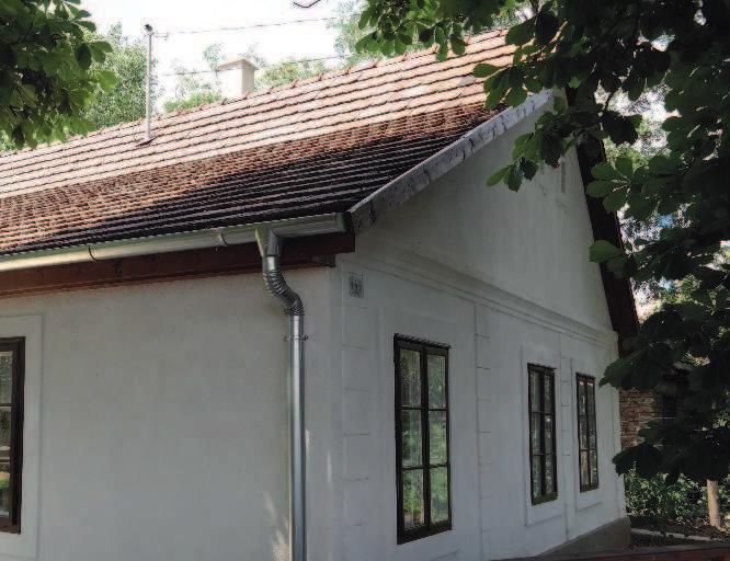az egykori posta funkció következménye a három ablakos utcai homlokzat is.