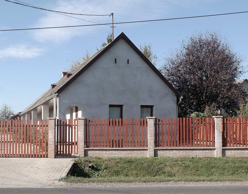 Eltérő karakterű területek 25 A régi házak utcára néző homlokzata hagyományosan kétablakos, tornác esetén a tornác kifut az utcai homlokzatra.