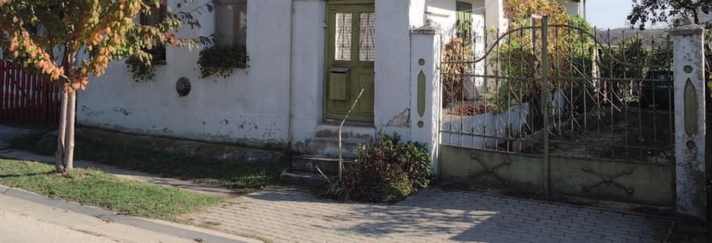 Először az udvar felőli szárnyat bővítsd és tetőtéri ablakot is csak az udvarra nyiss!
