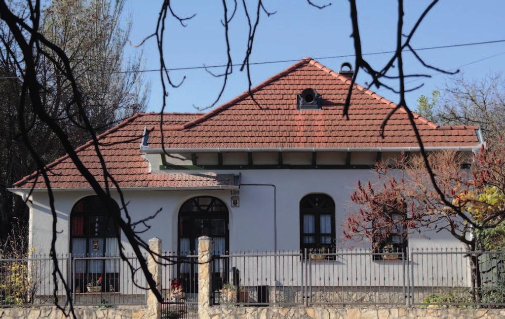 Építészeti útmutató 37 A megközelítési lehetőségek skálájának két végpontját említettük, a köztes árnyalatok végtelenek, ezeket nem tárgyaljuk, nincs is értelme, hiszen valamennyi feladat, és