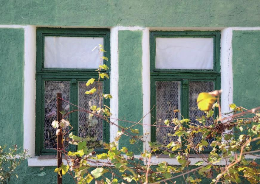 osztottak, rendszerint az ablak felső harmadában fix osztóléccel.