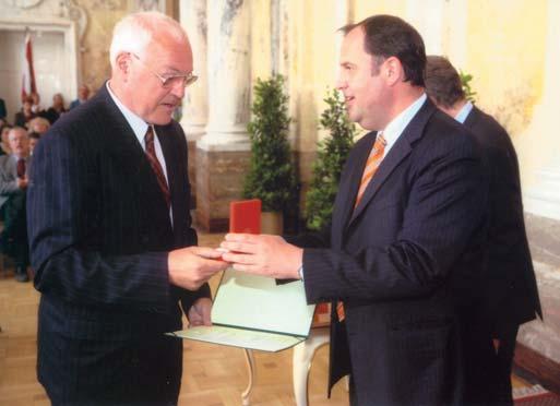 Elismerés a sógoroktól Az Osztrák Köztársaság szövetségi elnöke, 2008. március 7-i határozatával Holdampf Gyula okl.