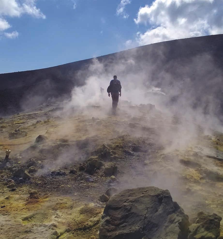 A tanulmányi utunk során érintettük a Vulcano nevű aktív vulkánt (Lipari, Szicília), amely kénes gőzt és gázokat bocsájt ki magából a mai napig.