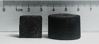 Fullerén, nanocső, grafén 5. ábra. Tömörített grafén szivacs fényképe (17).