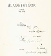 oldalig a lapok jobb felső sarkain vékony sávban fokozatosan elhalványuló nedvességfoltok nyomai. A címlapon tulajdonosi névbeírás.