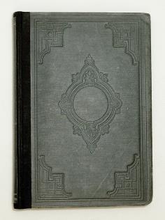 Modern keménytáblás papírkötésben, új előzéklapokkal, az eredeti, kiadói papírborító előlapja a kötéstáblára dolgozva. 238 mm. Körülvágatlan példány. Ritka! 12 000 Ft 107.