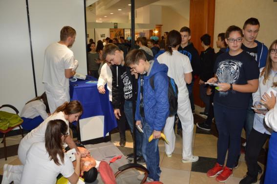 A szemlélődés és az elméleti tájékoztatás mellett azonban lehetőség nyílt egy-egy szakmát