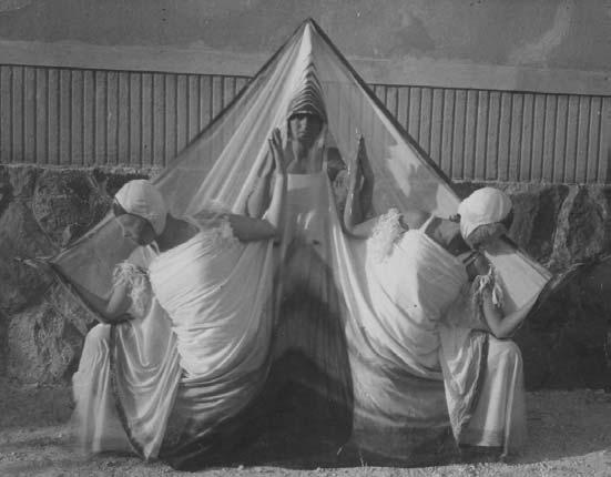 Az estek külön érdekessége, hogy saját tánckreációjával szerepelt az a Förstner Magda is, akit ekkortájt André Kertész híres Szatirikus táncosnő fotográfiáján francia revütáncosnőként örökített meg.