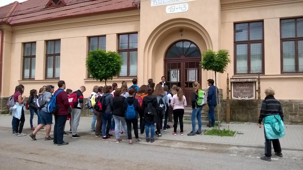 Ebéd után meglátogatta a csoportot Veronka néni, aki végig vezette Őket Pottyandon és Csíkmenaságon.