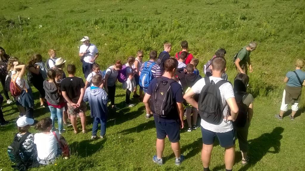 A keddi nap végre közösen indult a csíkszentgyörgyi gyerekekkel. Jött Laci bácsi a dobozkájával és a hálójával, és neki indult apraja-nagyja a hegyoldalnak és erdőnek.