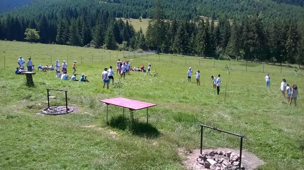 Hatalmasat játszottak és jó- kedvűen indultak vissza a szekereken a magyar gyerekek. Hosszú volt az út és meleg is de nagyon, így egy kis locsolkodás belefért a szekéren a hőség elűzésére.