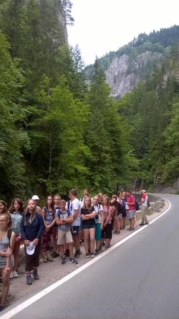 A hegy megmutatta zordabbik oldalát is, mert egyik pillanatról a másikra vihar keveredett. Buszra szálltak és oda lett a beígért lángosozásnak, így indultak vissza a táborba.