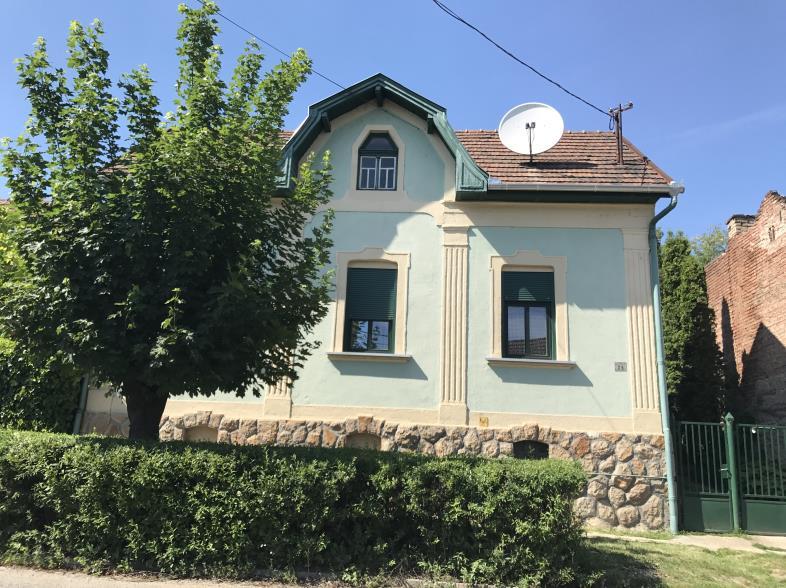 A bejárat előtti oszlopsor és íves boltozat az épület