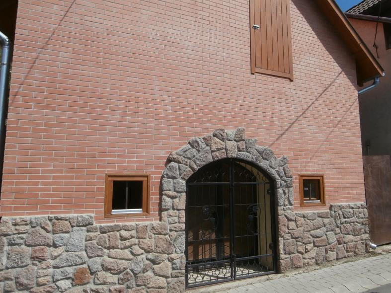 Az oromfalat látványában visszahozó tetőidom az épületnek egyedi jelleget kölcsönöz. A Dózsa György utcai pincesor egyik legjellegzetesebb épülete Ófalu területén.