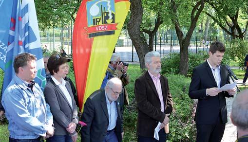 hogy azon állításaik, miszerint a munkásság mai helyzetével meg van elégedve, nem egyéb hazugságnál, s csak arra szolgál, hogy az elnyomott osztály törekvését megakadályozza.