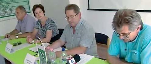 A felmondás indoka szerint a tisztségviselõ mûszak-áthelyezéseket hajtott végre a munkáltató hozzájárulása és tudta nélkül, hogy a szakszervezeti tevékenységét elláthassa.