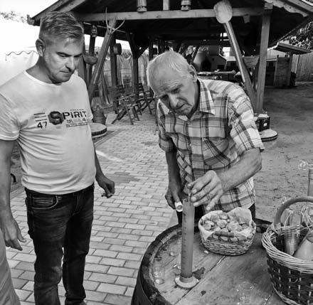 2. oldal 2018. október (folytatás az előzõ oldalról) Piacátadó Az új piactér átadására 2018. szeptember 22-én reggel került sor.