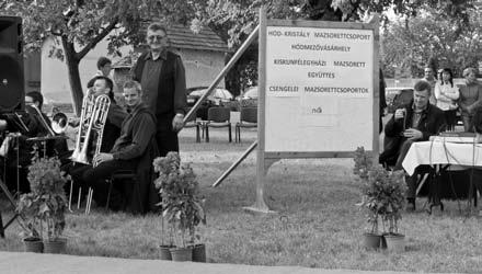 Majsáig egy alkalommal álltunk meg egy kis üdítőzésre. A polgármester is hozta szokásos kis kosarát, de most cukorkákkal és csokoládékkal volt tele.