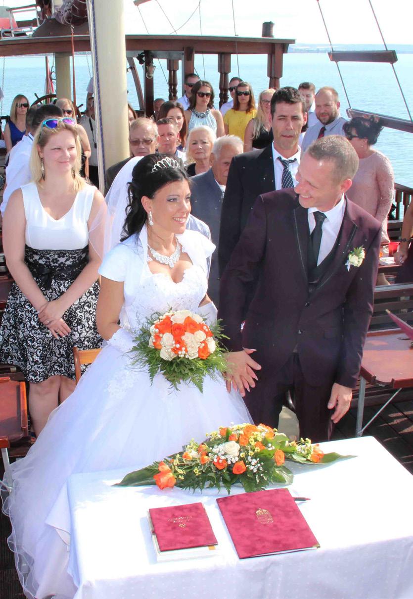 Esküvő A Balaton közepén megesküdni egy yachton, kétségkívül egyedi és exkluzív módja a boldogító igen kimondásának.