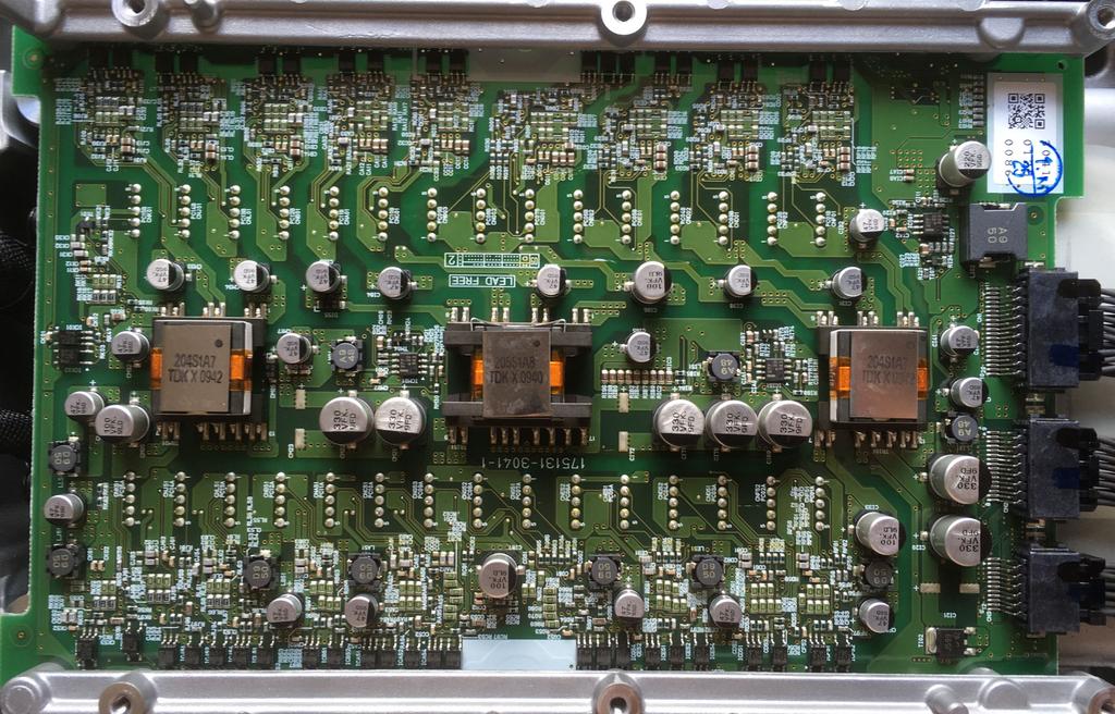Szép, elsıre jól áttekinthetı vezérlıpanel japán szokás szerint készült, 3 db teljesen azonos áramkörrel: réges-régen ugyanis rengeteg japán gépet javítottam, és már akkor feltőnt, hogy a japánok