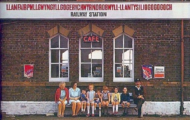 Llanfairpwllgwyngyllgogerychwyrndro bwll-llantysiliogogogoch A fehér mogyoró völgyében, a sebes ösvény és a