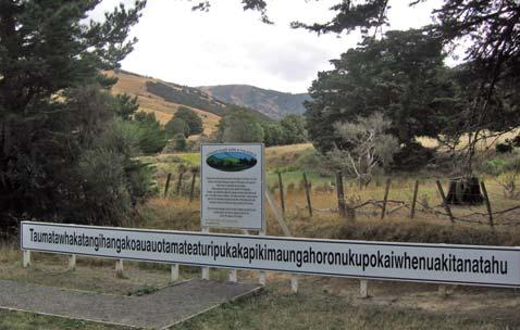ˌɬantəˌsɪljɔˌɡɔɡɔˈɡoːχ] Egy hegy/domb (305 m) neve (Új-Zéland, Waipukurautól délre, a Hawke s Bay déli
