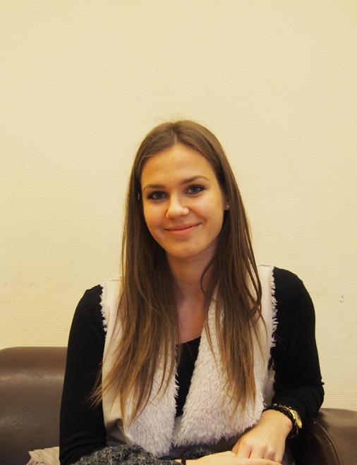 Cintia az elsőéves tárgyai közül a makroökonómiában mélyedt el a legszívesebben.