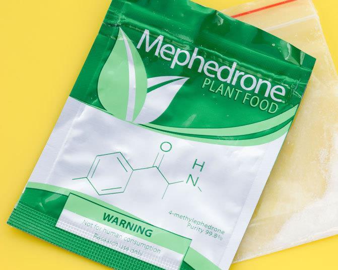 tachypnea, szorongás, paranoia, hallucinációk, delírium mefedron ( Kati ) 4-metil-metkatinon (katinonvegyület)