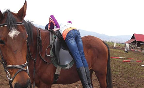 Simon-Ugron: Developing Static and Dynamic Equilibrium of 8-9 Year Old Girls with Hippotherapy karkörzés 5x előre, 5x hátra. Törzsfordítás 5x jobbra, 5x balra. Két perc pihenő.
