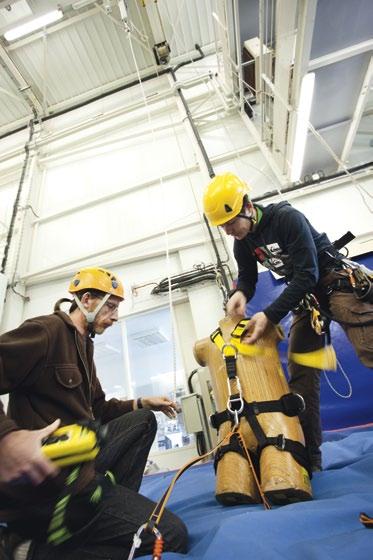 A Petzl laboratóriumában megvizsgáljuk az egyes elemeket, és kiválasztjuk a legmegfelelőbbeket. Végül valamennyi egyéni védőfelszerelést és fejlámpát egyedileg tesztelünk.